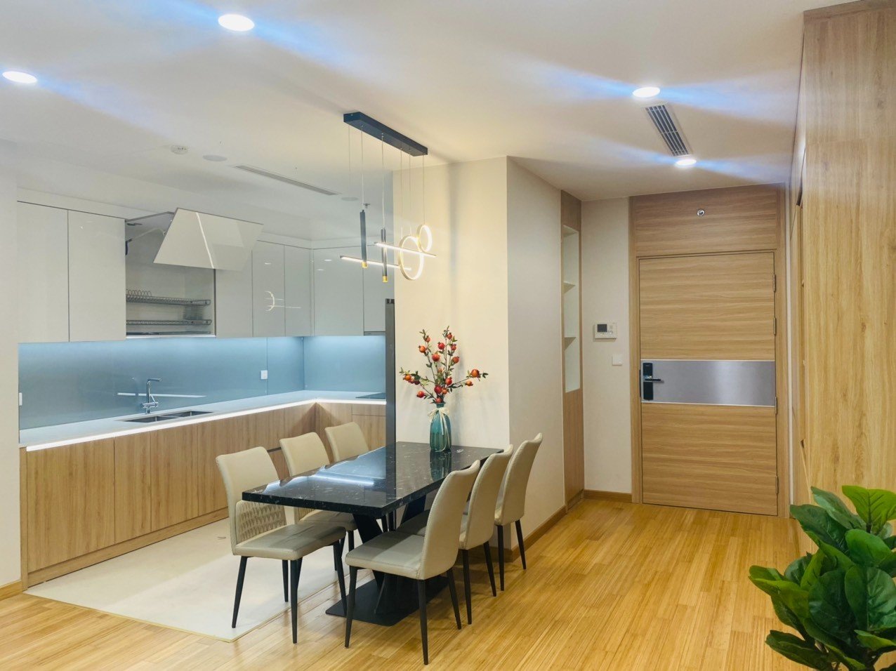Cho thuê gấp căn hộ chung cư 6th element Tây Hồ 02pn, full nội thất, giá 14tr/th